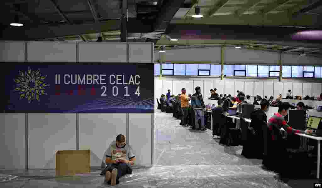 Varios jóvenes navegan en internet durante una prueba de conectividad en Pabexpo, en La Habana, Cuba, donde se realizará la cumbre de la CELAC. 