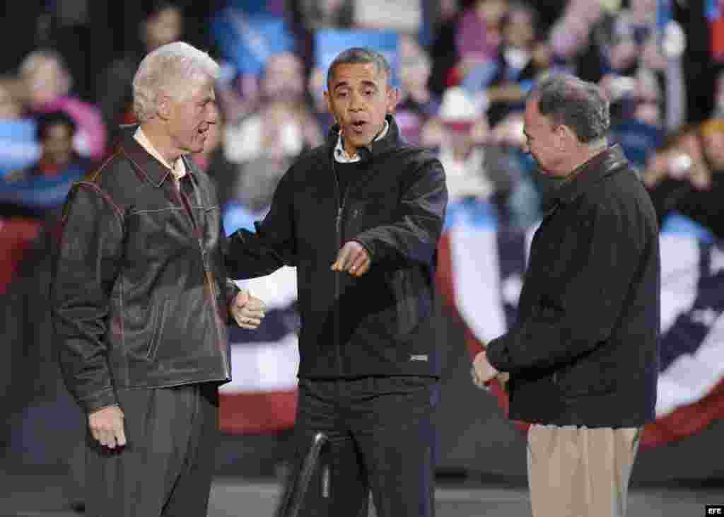 Barack Obama, Bill Clinton y el exgobernador de Virginia Tim Kaine.