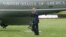 El presidente Obama saluda mientras se dirige al helicóptero presidencial Marine One, en la Casa Blanca, Washington, hoy, jueves 9 de mayo de 2013. Obama visita hoy Austin (Texas) en un viaje de carácter económico. 