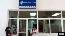 Estudiantes colombianas en una oficina de correos de la Escuela Latinoamericana de Medicina.