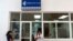 Estudiantes colombianas en una oficina de correos de la Escuela Latinoamericana de Medicina.