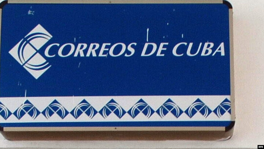 Dos estudiantes colombianas de medicina en una oficina de correos de la Escuela Latinoamericana de Medicina.