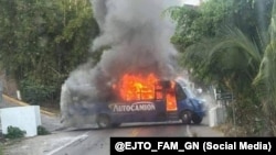 Un autobús incendiado bloquea una carretera en medio del estallido de violencia en México tras la muerte del líder del cártel Jalisco Nueva Generación. 
