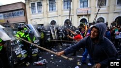 La policía carga contra manifestantes en Ecuador tras aprobación por la Asamblea de enmiendas constitucionales que autorizan reelección ilimitada.