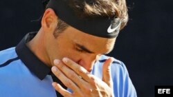 Roger Federer cabizbajo tras su derrota ante Tommy Haas.