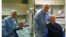 Alan Gross junto a su dentista.