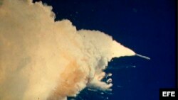Fotografía de la NASA que muestra el accidente del transbordador Challenger en 1986.