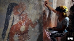 La conservadora de National Geographic, Angelyn Bass, en un habitáculo de la ciudad maya de Xultún.