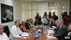 Christian Leffler (d), director general para América del Servicio Europeo de Acción Exterior, y el vicecanciller cubano Abelardo Moreno (i) encabezan la tercera ronda de negociaciones UE-Cuba.