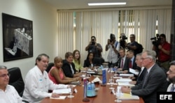 El director general para América del Servicio Europeo de Acción Exterior, Christian Leffler (d), y el vicecanciller cubano Abelardo Moreno (i) encabezan la tercera ronda de negociaciones UE-Cuba para lograr un acuerdo de diálogo político y cooperación