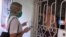 Una estudiante de Medicina entrevista a un residente de La Habana.