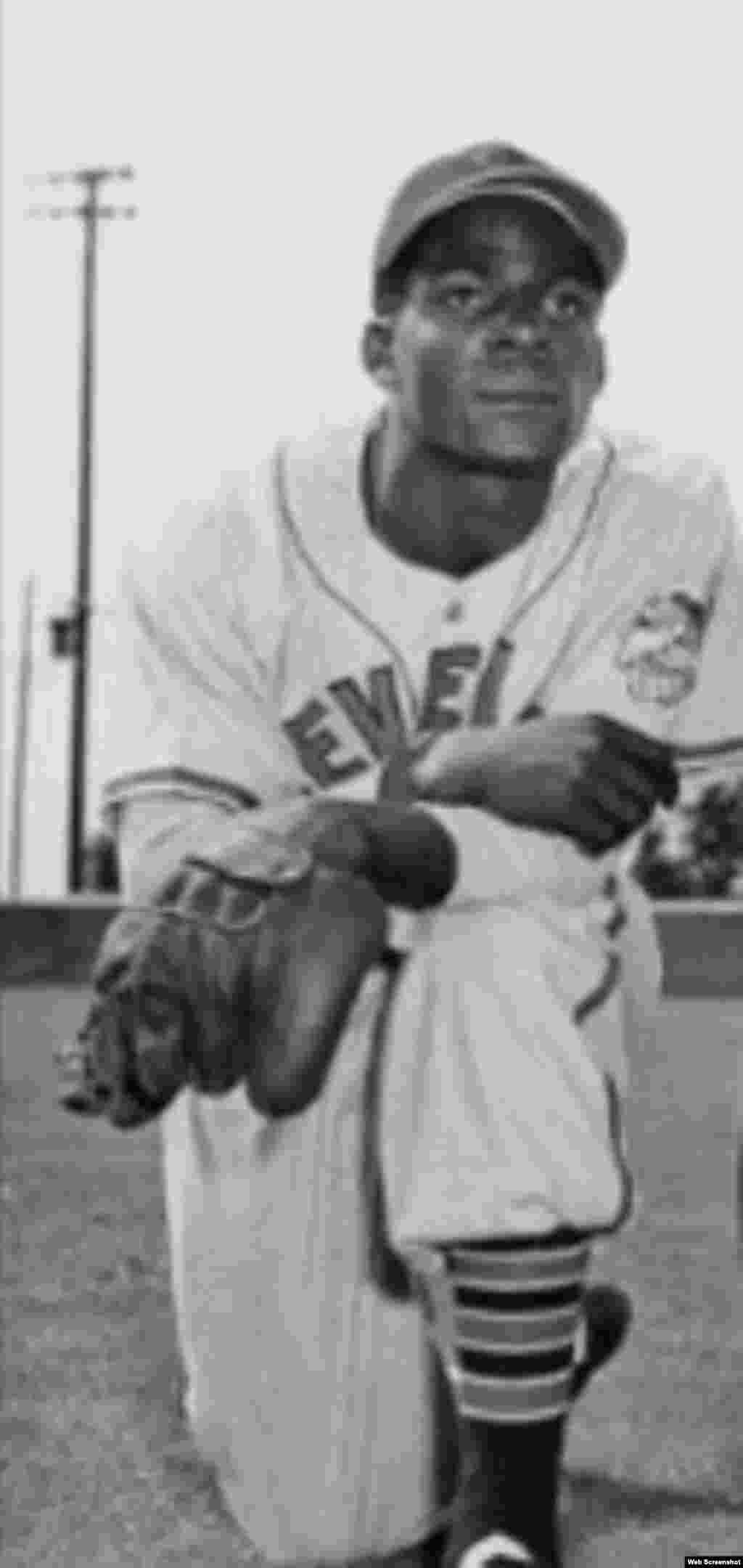 Orestes &quot;Minnie&quot; Miñoso con el uniforme de los Indios de Cleveland (1949 y 1951). También jugó con este equipo en 1958 y 1959.