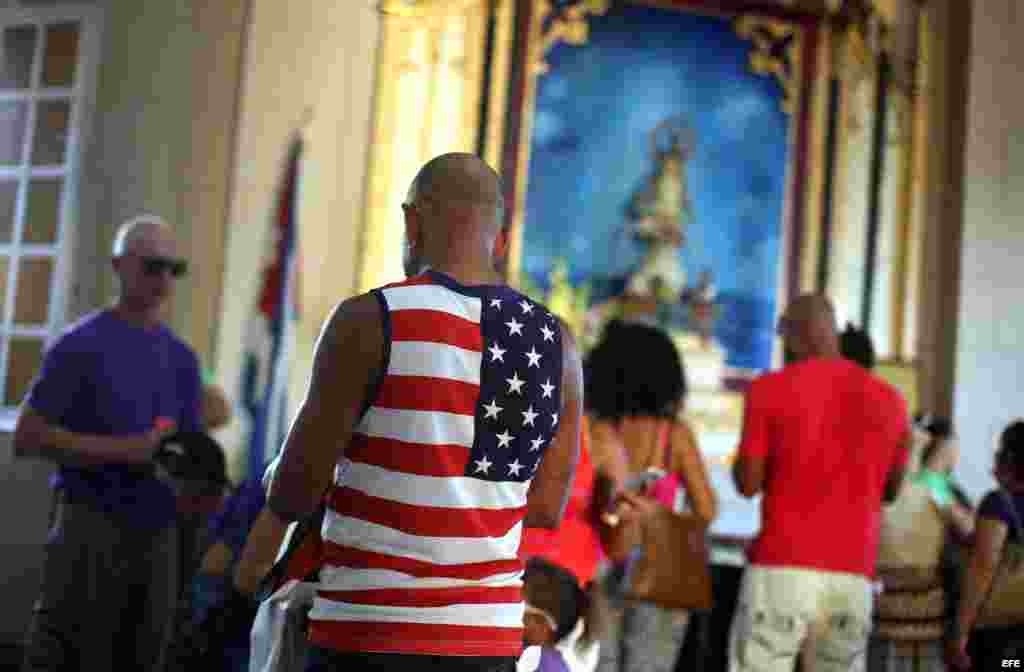 Cubanos piden al milagroso San Lázaro.