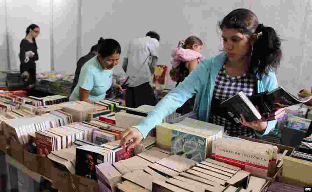 Una joven compra libros durante la jornada de apertura de la XXIV Feria del Libro de La Habana (Cuba), 2015.