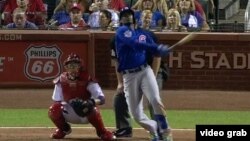 Jorge Soler ve volar la pelota que le apuntaría su segundo jonrón en las Grandes Ligas. Luego repetiría la dosis.