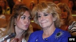 Esperanza Aguirre (der).