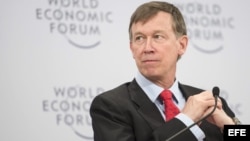  El gobernador de Colorado, el demócrata John Hickenlooper, participa en un panel durante la sesión inaugural del Foro Económico Mundial de Davos, Suiza, el 21 de enero del 2015. 