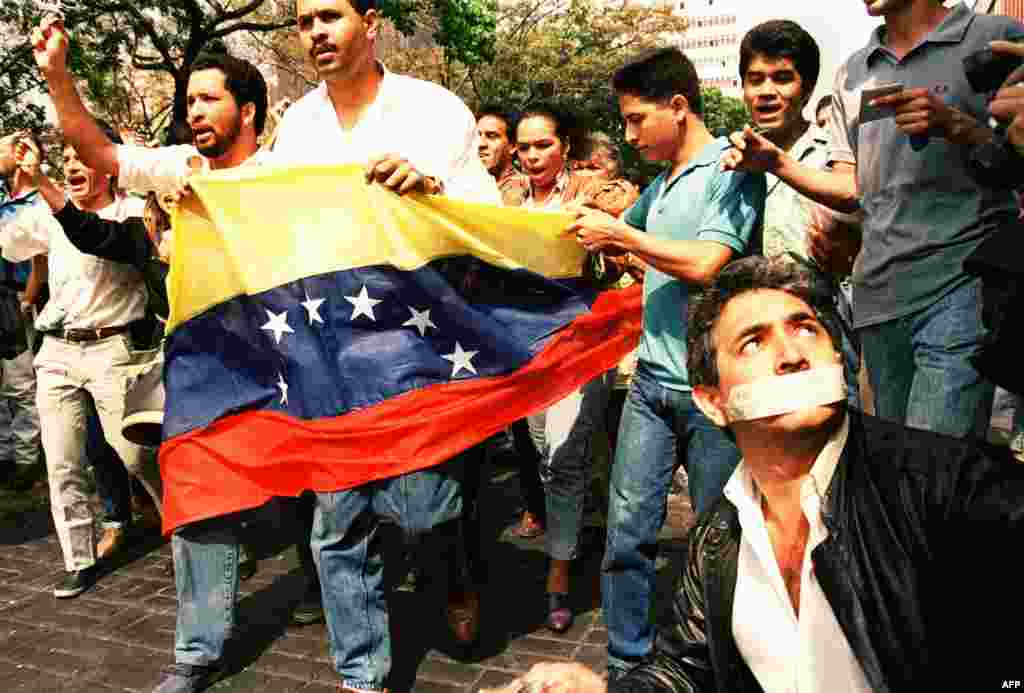 El 2 de abril de 1992 manifestantes pedían la libertad de Hugo Chávez y otros líderes del fallido golpe de Estado. 