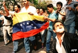 El 2 de abril de 1992 manifestantes pedían la libertad de Hugo Chávez y otros líderes del fallido golpe de Estado.