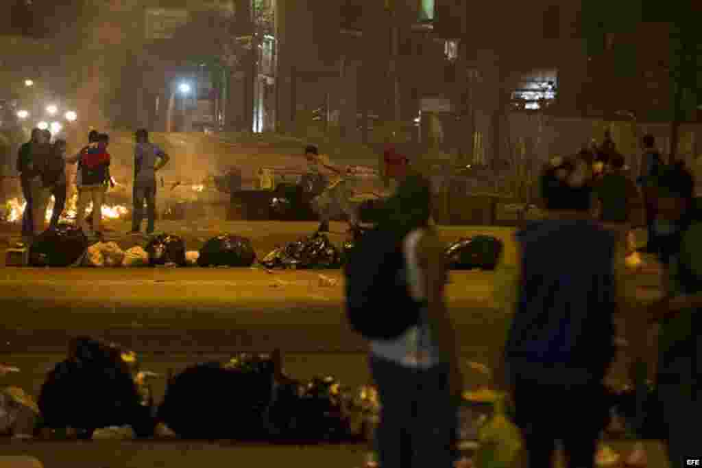 Maduro asegura que la oposición, con apoyo de Estados Unidos, busca repetir el golpe de Estado que sacó brevemente del poder a Chávez en el 2002.