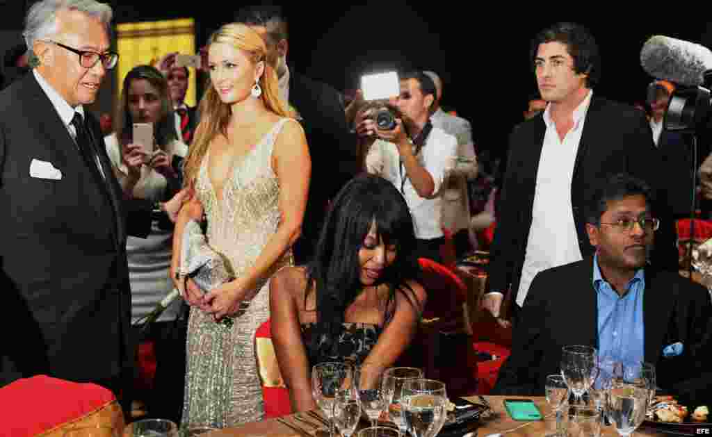 - La celebridad estadounidense Paris Hilton (3-i) y la modelo británica Naomi Campbell (c) asisten a la cena de gala que cerró el XVII Festival Internacional del Habano hoy, viernes 27 de febrero, en La Habana (Cuba).