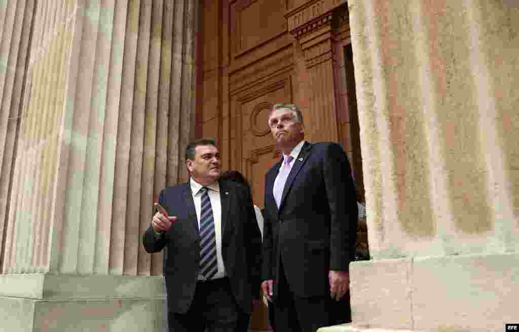 El gobernador del estado de Virginia (EEUU), Terry McAuliffe (d), visita hoy, lunes 04 de enero de 2016, la Universidad de La Habana (Cuba), acompañado por su rector, Gustavo Cobreiro Suárez (i). 