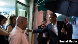 Presidente Obama pasea y saluda a vecinos de la Habana Vieja.