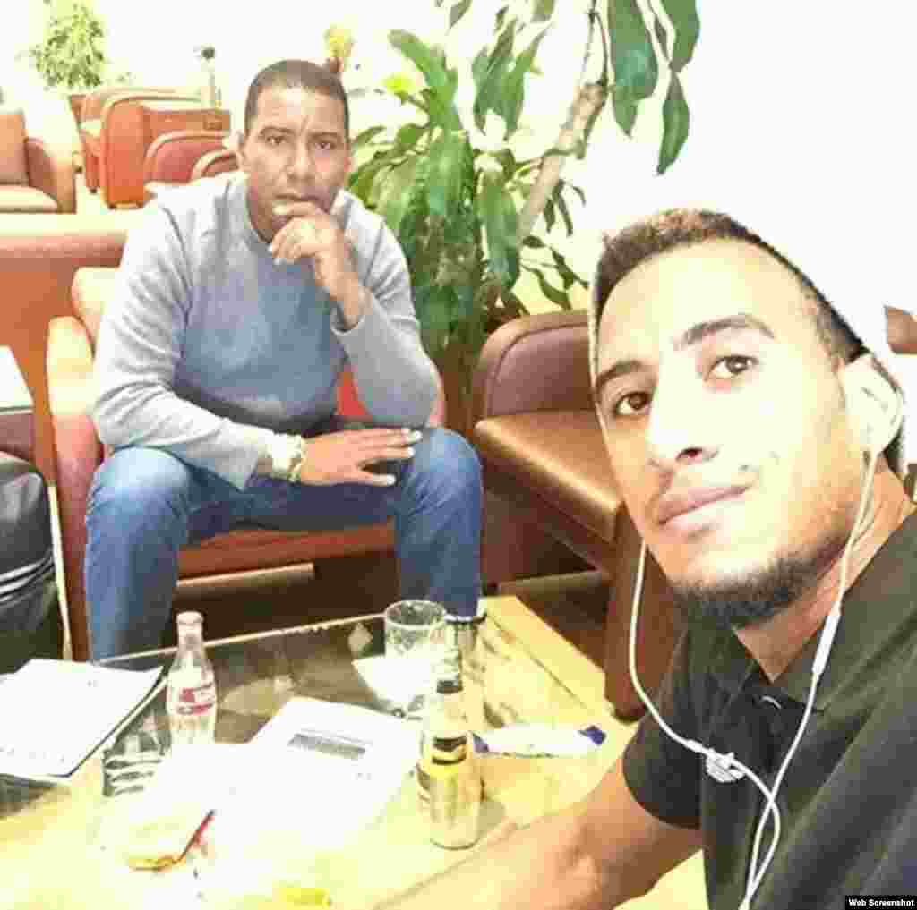 Orlando Ortega, padre, y Orlando Ortega, hijo, analizan la próxima carrera, en el aeropuerto.