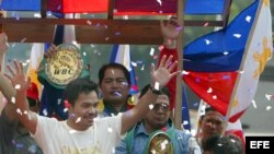 El campeón del mundo del peso pluma, el filipino Emmanuel 'Manny' Pacquiao, saluda a sus seguidores en Manila, Filipinas (Archivo). 