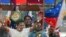 El campeón del mundo del peso pluma, el filipino Emmanuel 'Manny' Pacquiao, saluda a sus seguidores en Manila, Filipinas (Archivo). 