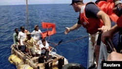 Guardia Costera de EEUU lanza chalecos salvavidas a balseros cubanos en el Estrecho de Florida, en el verano de 1994.