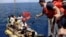 Guardia Costera de EEUU lanza chalecos salvavidas a balseros cubanos en el Estrecho de Florida, en el verano de 1994.