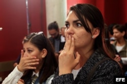 Dos mujeres escuchan los resultados del plebiscito en Colombia.