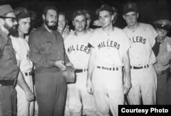 New York Times publica una foto de Fidel Castro con los Millers de Minneapolis, un club de la liga menor, en La Habana en 1959.