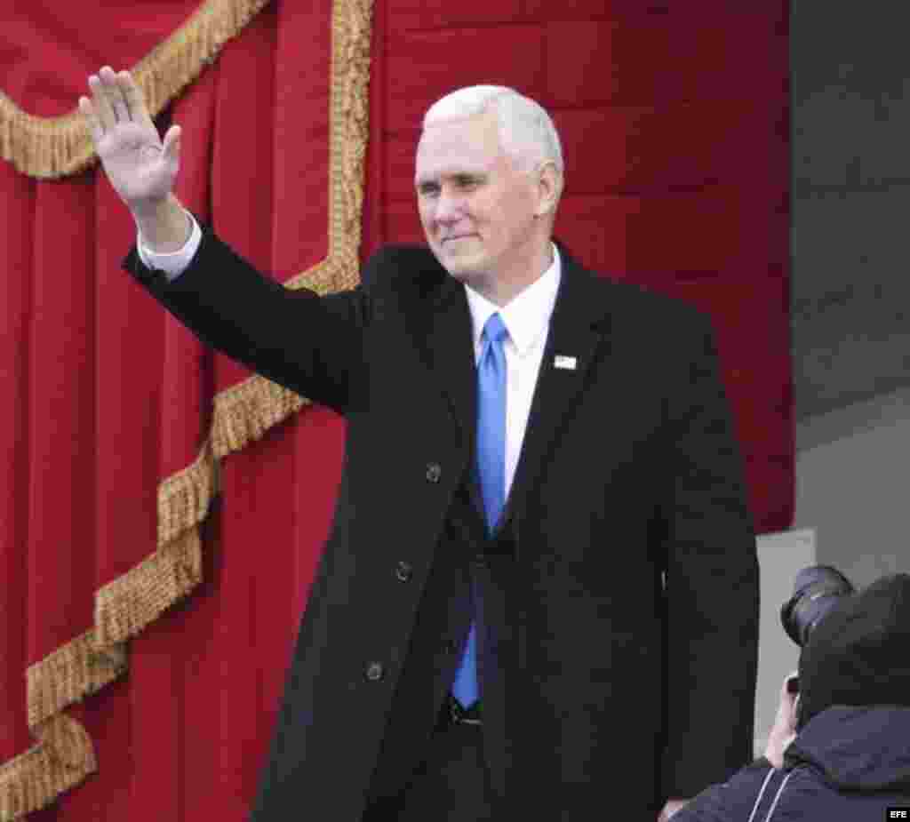 El presidente electo Mike Pence llega al Capitolio para asistir a la ceremonia de investidura de Donald J. Trump como 45º presidente de los Estados Unidos.
