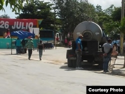 Ante la falta de agua corriente, las pipas son la solución, pero cada vez cuestan más, advierten cubanos. (Foto: Archivo/Esber Rafael Ramirez)