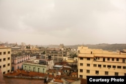 LLuvias sobre La Habana Vieja mientras esperan por Obama.