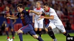  El delantero argentino del Barcelona Leo Messi (i) se marcha del defensa del Sevilla Alberto Botía (d), durante el partido correspondiente a la sexta jornada de la Liga de Primera División disputado en el estadio Sánchez Pizjuán de Sevilla.