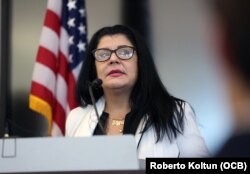 La doctora cubana Tatiana Carballo que cumplió misiones médicas en diferentes países en conferencia de prensa en Miami el 30 de noviembre del 2018.