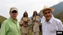 Imagen tomada hoy al presidente de Chile, Sebastián Piñera (a la derecha) y su homólogo colombiano, Juan Manuel Santos. 