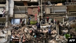Equipos de rescate buscan cuerpos en el lugar de un edificio colapsado en Catia La Mar, estado de La Guaira, Venezuela, el 6 de julio de 2026, tras los fuertes terremotos que azotaron la región.