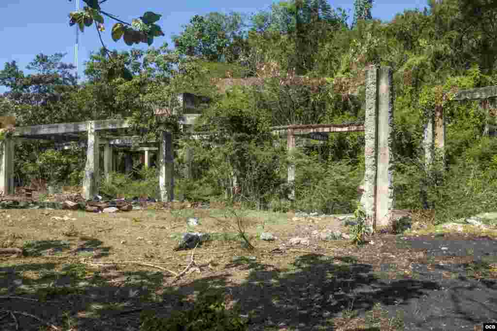 Ruinas de loa antiguos parqueos y talleres de los camiones distribuidores.