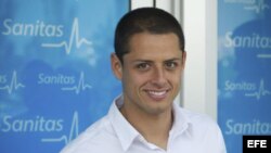 El delantero mexicano, Javier Hernández 'Chicharito', a su salida de la Clínica Sanitas de La Moraleja tras pasar las pruebas médicas, previas a la confirmación de su incorporación a las filas del Real Madrid.