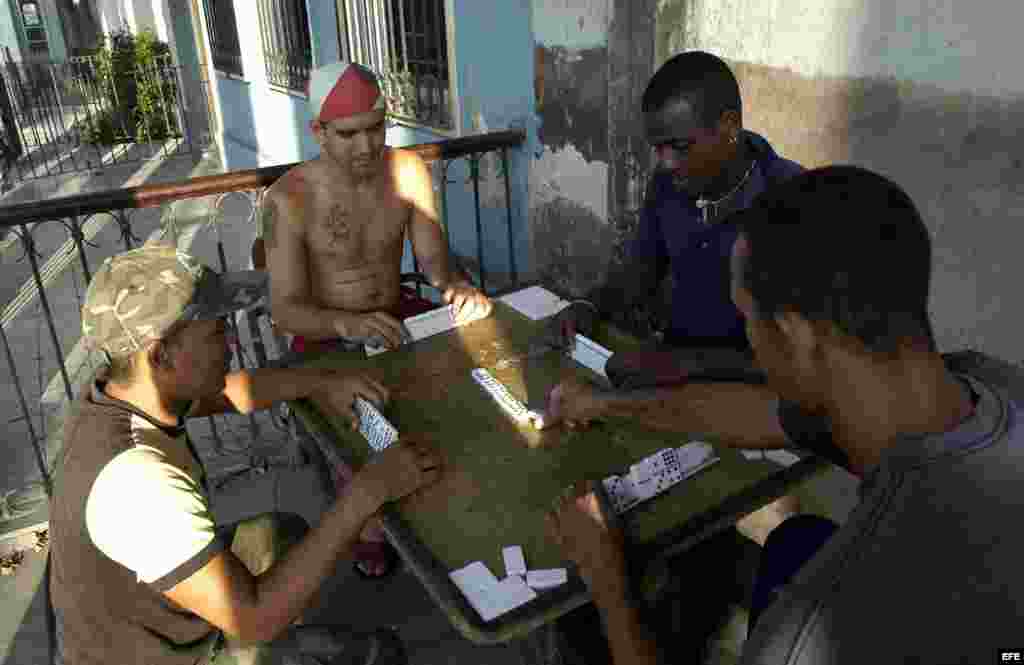 Jugar dominó les ayuda a pasar el tiempo