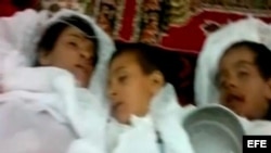 Fotograma facilitado hoy, jueves 7 de junio de 2012 de un video publicado por Shaam New Network (SNN) en una red social que muestra los cadáveres de varios niños supuestamente asesinados por tropas gubernamentales sirias en la provincia de Hama, en el cen