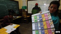 Jurados electorales inician el escrutinio hoy al cerrar las mesas electorales en Bolivia (29 de marzo, 2015).