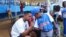 José "Pito" Abreu firma la camiseta de un niño cubano durante la Clínica de béisbol. Foto publicada por la prensa oficialista.