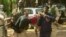 Personal militar de Mali traslada a una mujer herida a su salida del hotel de lujo Radisson Blu en Bamako. EFE