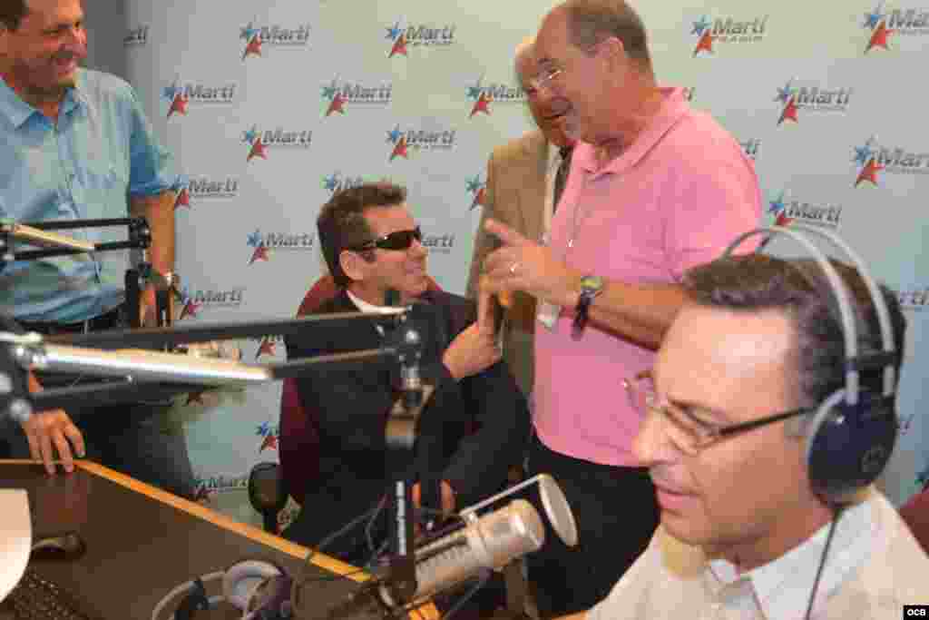 Juan Carlos González Leiva conversa con Alex Rivero en los estudios de Radio Martí. 