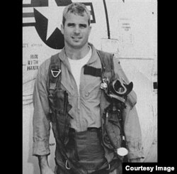 John McCain junto a su avión de combate durante la Guerra de Vietnam.